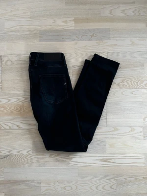 Replay Anbass - Säljer nu ett par Mörkblå Replay Anbass   Skick 10/10 Nypris 1699kr Vårt pris 599kr Skicka vid minsta fundering!