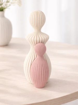 Modern dekorationsfigur i pastell mamma och dotter - Säljer en stilren dekorationsfigur i modern design med två abstrakta former i vitt och ljusrosa. Perfekt som inredningsdetalj för ett minimalistiskt hem.