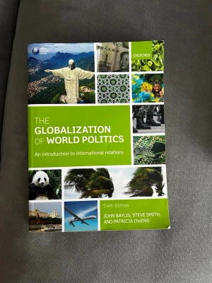 The Globalization of World Politics - Kursbok på engelska: The Globalization of World Politics, sjätte upplagan. Omslaget är grönt och vitt med bilder från hela världen. Författare: John Baylis, Steve Smith och Patricia Owens. Perfekt för studier inom internationella relationer.