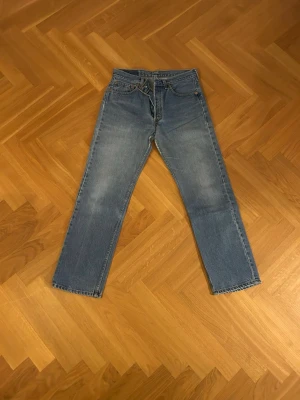  Blåa Levis Jeans 501 - Säljer ett par blå Levis jeans i modell 501.🔥 De är nästan helt nya och användna ett fåtal gånger, detta märks däremot inte!😎🧊Storleken är 31 och längden 30, priset är inte heller hugget i sten.🔥Jeansen kan lätt stylas med många olika plagg och är perfekta för en avslappnad och stilren look! Hör av er vid minsta fundering!🤩🙌