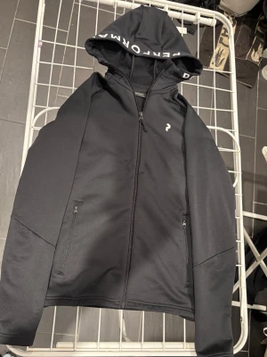 Peak performance W RIDER zip Hood  - NYPRIS 1599kr                                                                   MITT PRIS 899kr