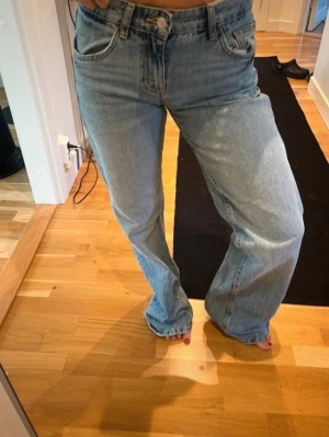 Low waist wide jeans - Ursnygga jeans som jag tyvärr aldrig haft användning för, storlek är xs men anpassar sig även efter en s!