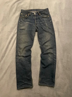 Levis 501 - Tja! Jag säljer ett par vintage 501or, fin fade och otroligt bra passform 🙌 skicka gärna ett meddelande vid fundering 