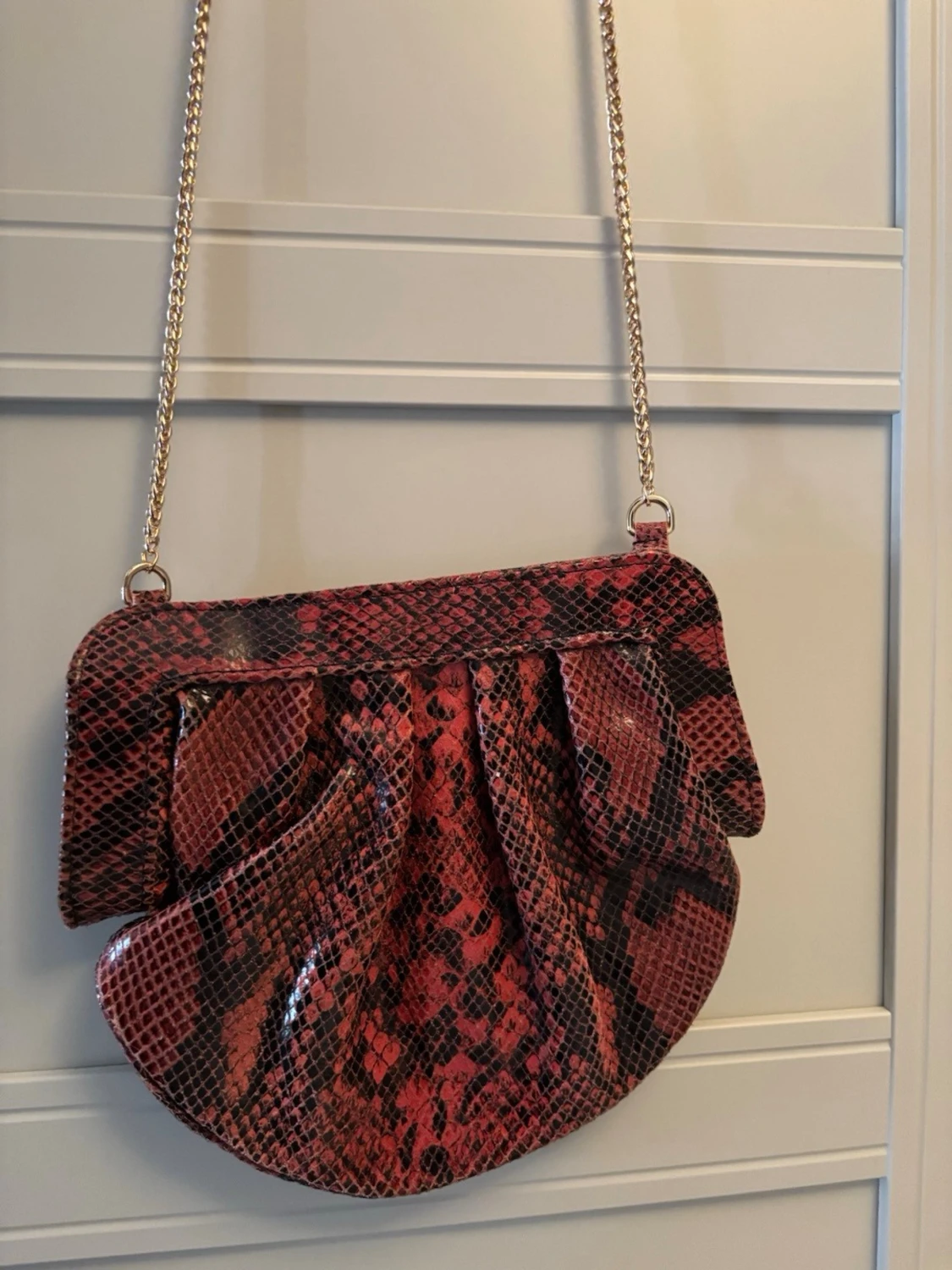 Röd axelväska med ormmönster - 1