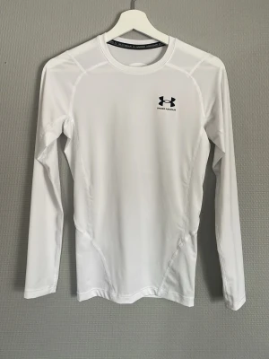 Under Armour Compression Shirt - Säljer nu min oanvända Under Armour compression shirt. Storlek S men passar som M. Skick - Nyskick. Färg - Vit. Priset är ej hugget i sten. Tveka inte med att höra av dig🤝