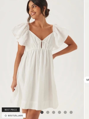 Vit kort klänning med volangärmar - Supersöt studentklänning från Bubbleroom. Helt oanvänd med lappar kvar, säljer då jag bestämt mig för en annan studentklänning! 