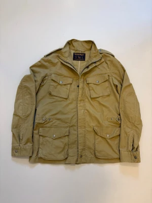 Woolrich field jacket - Beige Woolrich field jacket 100% bomull //  Storlek L //  Mycket bra skick //  Skriv vid minsta fråga eller fundering