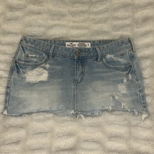 Ljusblå jeanskjol från Hollister - Säljer en ljusblå kort jeanskjol från Hollister. Midjemått ca 41 cm, längd ca 25 cm💕