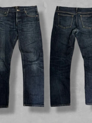  A.P.C. Selvedge Jeans W32 - Säljer nu dessa sjuka vintage selvedge jeans från A. P. C! Jeansen är i ett bra skick, med sjukt snygg tvätt. | Storlek 32. | Nypris: 3000 kr. | Skriv vid funderingar!