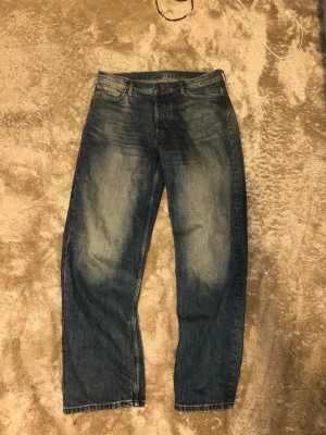 Weekday Loose Jeans | Blå - Ett par Jeans från Weekday | 31W/34L   Väldigt nya jeans, köpt för 2-3 veckor sedan.   Använt cirka 2 gånger i veckan och har varit otroligt sköna!   Jag säljer de nu för de inte var min stil direkt.   Ny pris: 600kr