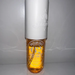 Sol de Janeiro Brazilian Crush 62 ~90-80ml - En ikonisk doftmist från Sol de Janeiro, Brazilian Crush Cheirosa 62, med toner av pistage, salt karamell och vanilj. (Tydligt använt, ungefär ~80-70 ml.)