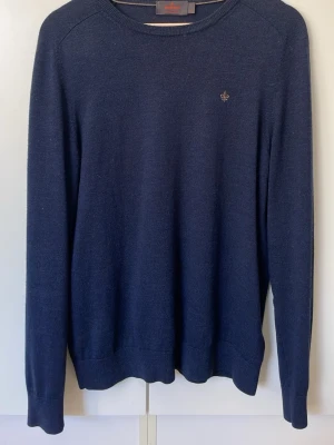 Morris Merino tröja - Mörkblå Morris tröja i merino ull. Storlek L. Tröjan är i mycket bra skick. Hör av dig om prisförslag eller frågor!