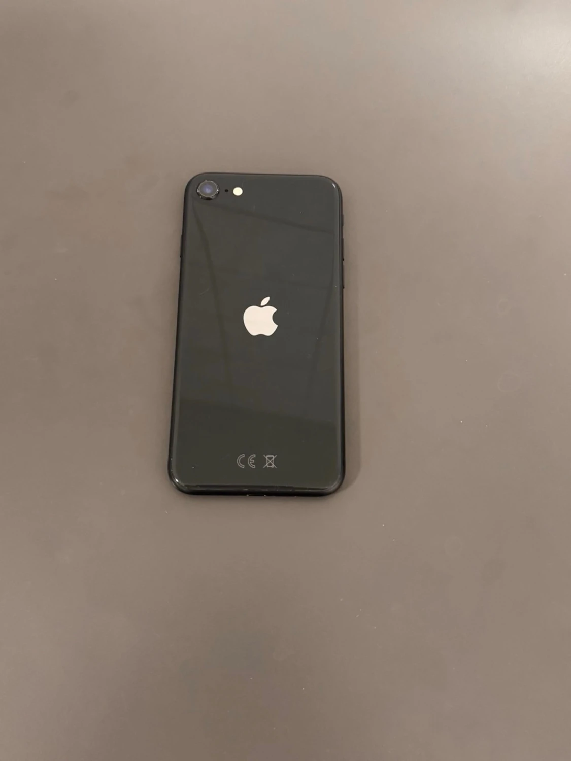 Svart iPhone 8 med hemknapp - 2