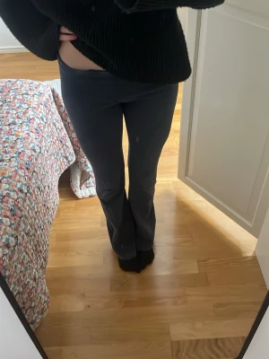 Mörkblå bootcut leggings - Lite urtvättade yogapants! Finns ingen lapp så jag vet inte var de är ifrån tyvärr!