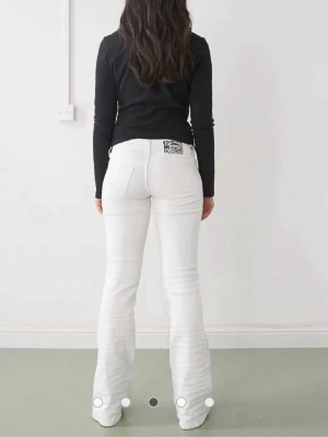 Vita bootcut jeans från cheap monday - Säljer ett par vita bootcut jeans från & Chep monday. Storlek 25/32 och för små för mig men fin kvalité. Köpta från Plick men verkar ganska nya. Jeansen är mer kritvita i verkligheten likt affärsbilden. Skriv för frågor. 