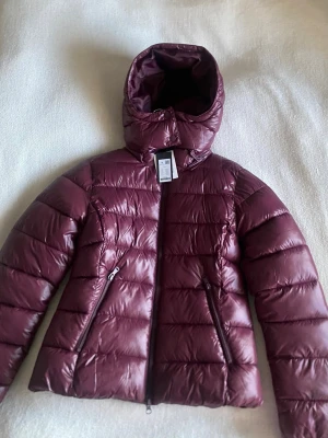 Vinröd pufferjacka - S - Helt ny och oanvänd ifrån lager157 storlek S 