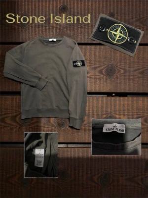 sweatshirt från Stone Island - Säljer en original Stone Island sweatshirt i mycket bra skick. Klassisk modell med compass-patch på ärmen och hög kvalitet rakt igenom. Perfekt för vardag och streetwear.  ✔️ Äkta (QR-tag finns) ✔️ Mycket bra skick ✔️ Storlek: S 💰 Pris: 849 kr  📦 Snabb frakt 💬 Hör av dig vid frågor eller om du vill ha fler bilder!