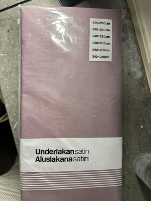 Ljuslila underlakan satin 240x260cm - Säljer ett ljuslila underlakan i satin, storlek 240x260 cm. Även två påslakan set, Materialet är 100% bomull med en mjuk satinfinish som ger en lyxig känsla. Perfekt för dig som vill ha ett stort och elegant lakan till sängen.