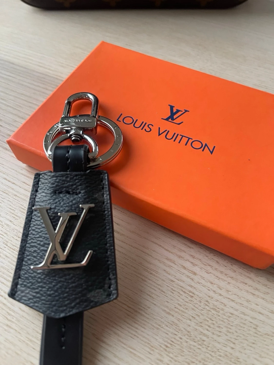 Vuitton svart nyckelring