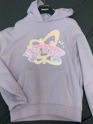 Lost Youth hoodie - Ljuslila hoodie från 'Lost Youth' i Strl S skön passform köpt på zalando för 1 år sen men knappt använd cond 9/10. Riktigt fet streetwear.