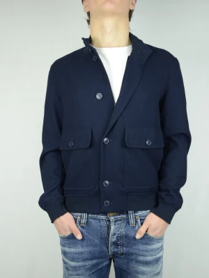 Massimo Dutti jacka  - MASSIMO DUTTI JACKA Storlek : M Passform : Normal / något mindre Användning : Jackan är i ett väldigt fint skick utan defekter Nypris : Cirka 1800SEK Modellen på bilen är 182CM och väger 78KG