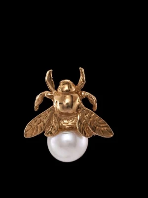 Maria Nilsdotter BUMBLEBEE PEARL örhänge - Maria Nilsdotter BUMBLEBEE PEARL örhänge. Örhänget är jättefint. Jag fick det i present och har bara provat hemma, är i nyskick. Slutsålt i butiken.