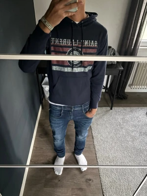 Mörkblå Saint Laurent hoodie - Tja, säljer en fet mörkblå Saint Laurent hoddie i storlek S, modellen är 178 cm lång och tröjan är lite liten i storleken så passar runt 170-175, pris går att diskutera vid snabb affär💯🍾🍾