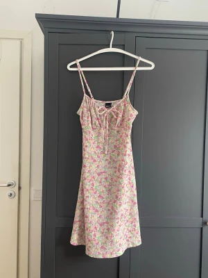 Jättesöt klänning från Gina - s - Sommarklänning från Gina i storlek S. Justerbara axelband. Aldrig använd så är i nyskick! 💕