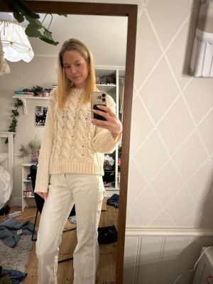 Stickad tröja - Väldigt fin stickad tröja med prislapp kvar. Köpte för 400kr på Bikbok för 2 veckor sedan med lapp kvar. Inte använd pga har mycket andra kläder.