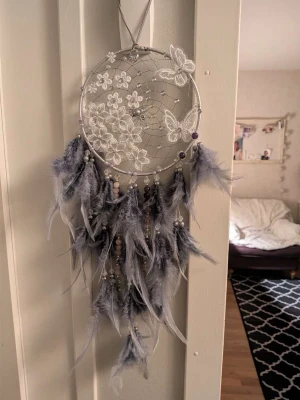 Drömfångare - Drömfångare med pärlor i , med ametist (kristall ) för god sömn och god energi ,Bredd 10 cm och längd 55. Ett kap ,ni som vet ni vet :) 