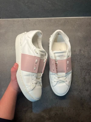 Valentino Opens Dam Storlek 39 - Säljet ett par Rosa Valentino Open Dam| Storlek:39| Skick:9/10| Pris:1999| Og:2 dustbag| vid frågor och funderingar är de bara och höra av sig ‼️