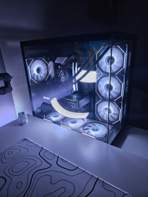 Gaming pc -  Kraftfull gaming dator med Intel i5-12400F processor och 32GB DDR5 RAM. Perfekt för spel och andra krävande uppgifter. Grafikkortet är eN 3070 GeForce RTX. MOTHERBOARD kommer med wifi 6. Klarar av alla spel perfekt. Det går att byta till vilken färg man vill på fläktarna. Priset kan diskuteras
