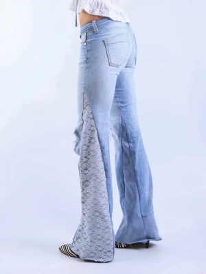 Ljusblå utsvängda jeans med spets - Jättefina och unika lågmidjade jeans med slitningar och spets detaljer på sidorna. Jeansen är bootcut och har fina detaljer.   - Storlek: S - Midjemått: 39 cm  - Innerbenslängd: 90 cm - Ytterbenslängd: 107 cm - Modellen är 175 cm lång för referens  Jeansen är i jättebra skick och har inga defekter (vad vi märkt)!!  Vid frågor eller funderingar - tveka inte att höra av dig🪽