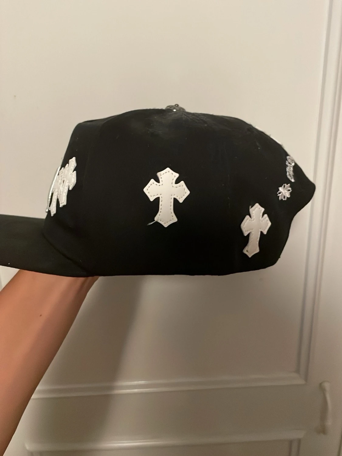 Svart keps med vita broderier - 2