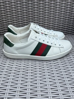 Gucci Ace - Gucci Ace || Storlek EU 40,5 UK 6,5 || Skorna är i mycket bra skick (se bilder) || Tveka inte på att höra av dig vid frågor eller funderingar 