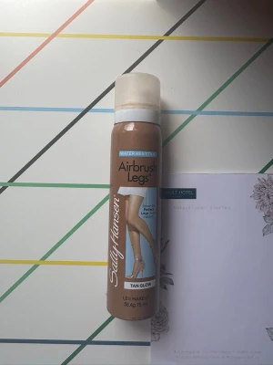 Sally Hansen Airbrush Legs Tan Glow anti transfer - Sally Hansen Airbrush Legs i nyansen Tan Glow är en vattenresistent sprayfoundation för benen. Kommer i en brun metallisk sprayflaska på 75 ml. Ger benen en jämn, solkysst look och täcker ojämnheter. Perfekt för att få snygga ben snabbt.
