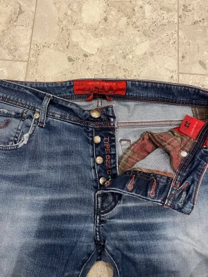 Blå jeans från Jacob Cohen - Jacob Cohen 622|| Storlek 33 || Jeansen är i bra skick (se bilder) Tveka inte på att höra av dig vid frågor eller funderingar 