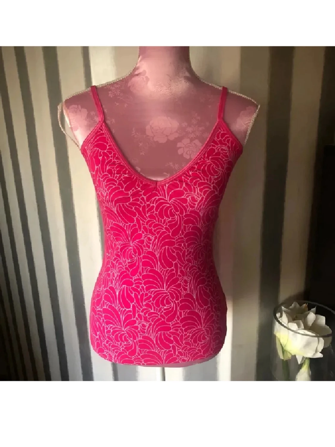 Rosa linne med blommigt mönster