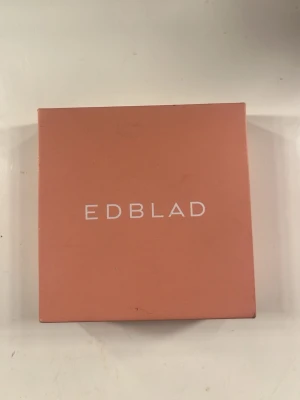 Silver ring från Edblad - Snygg ring från Edblad i silverfärgat metallmaterial. Ringen har en unik design med tre runda, kupolformade detaljer på rad som ger ett modernt och stilrent intryck. Perfekt accessoar för dig som gillar minimalistiska smycken.