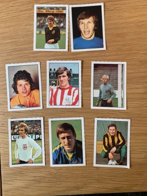 1972 EM Fotbollskort  - Säljer 8 stycken EM 1972 samlarbilder från Fotboll72-serien av Williams Förlags AB. Bilderna föreställer olika fotbollsspelare och har text på baksidan med information om varje spelare. Perfekt för dig som gillar retro och fotbollshistoria inga skador alls.