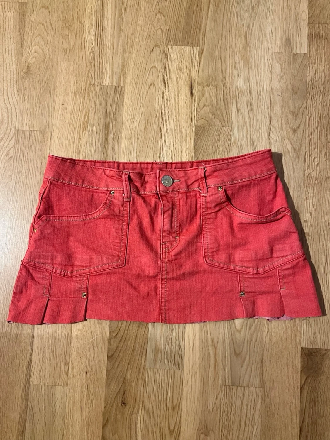 Coral färgad kort jeanskjol 