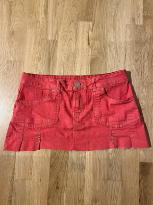 Coral färgad kort jeanskjol  - Storlek L men sitter som en S 💗