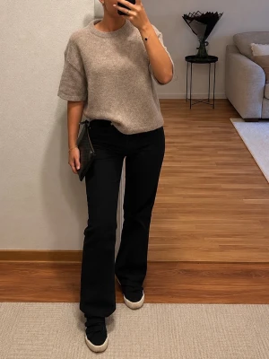Beige stickad topp från Gina Tricot - Stickad beige topp från Gina tricot. Aldrig kommit till användning. Storlek xs men passar även s 