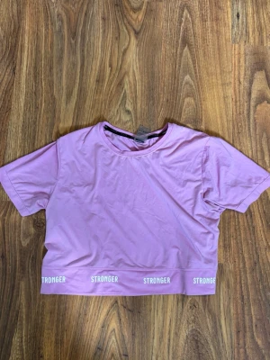 Rosa stronger T-shirt  - Fint skick, rosa croppad stronger tshirt