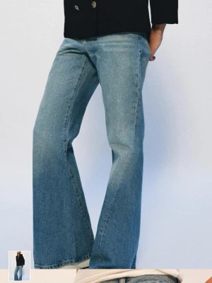 Blå utsvängda jeans från Zara - Säljer ett par ljusblå jeans från Zara med utsvängda ben medelhög midja. Använt en enda gång och dom är i perfekt skick!