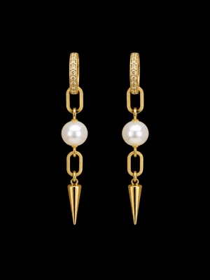 Guldörhängen med pärlor och spikes - Snygga örhängen i guldton med vita pärlor, kedjelänkar och spetsiga spikes. Örhängena har små gnistrande stenar på ringen och en cool mix av klassiskt och edgy stil. Perfekta för att lyfta din look.