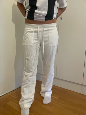 Vita linnebyxor med dragsko - Säljer ett par vita linnebyxor med raka ben och dragsko i midjan. Byxorna har stora fickor framtill och är tillverkade i ett luftigt linnematerial som passar perfekt till sommaren. Snyggt avslappnad passform och stilren look.