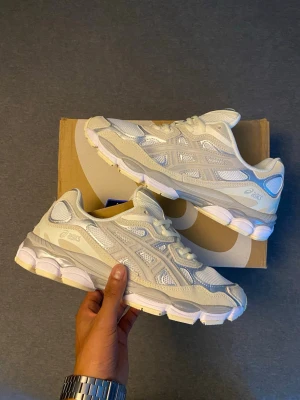 Asics Gel NYC (Cream/White) - Helt nya Asics gel nyc storlek 43 med box. Perfecta för sommaren med färgen Cream/White. Skriv ifall intresserad 😁