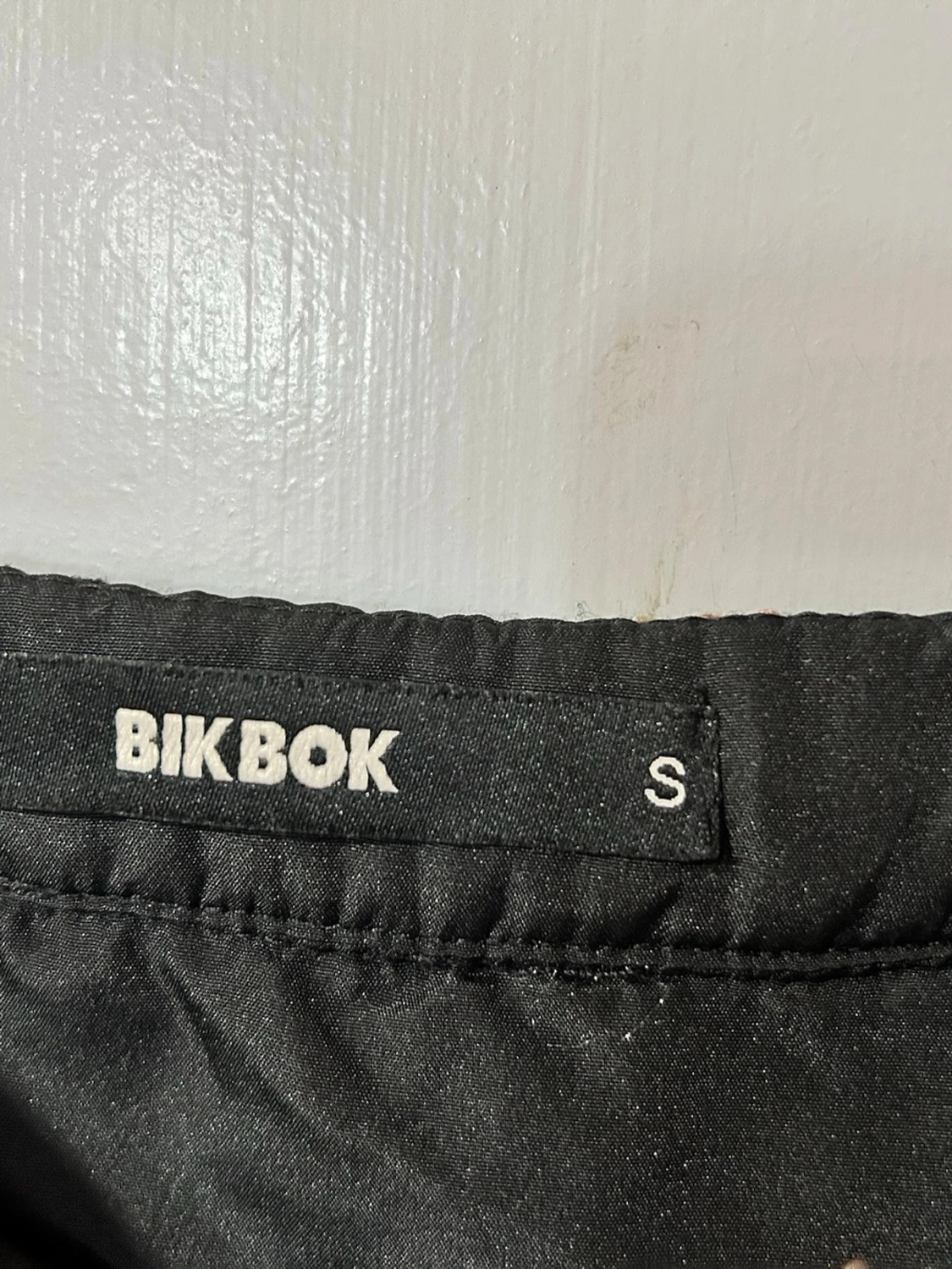 Broderad kortkjol från Bik Bok - 1