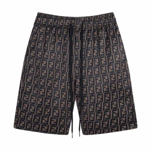 Bruna Fendi shorts med logomönster - Snygga bruna shorts från Fendi med det klassiska FF-logomönstret i svart och brunt. Shortsen har elastisk midja med svarta snören och Fendi-detaljer på snörändarna. Perfekta för en trendig och avslappnad stil.